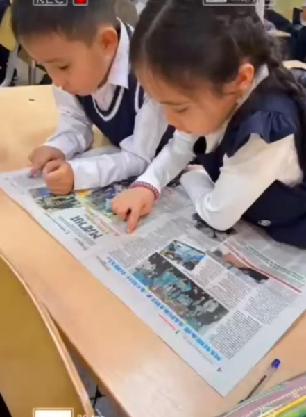 Оқушылар үзіліс кезінде «Дружные ребята» газетін оқиды
