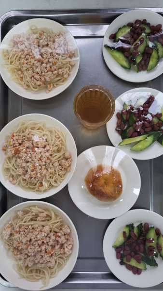 Фотосурет тағамдары бар күнделікті тегін тамақтану мәзірі/Ежедневное меню бесплатного питания с приложением фото блюд