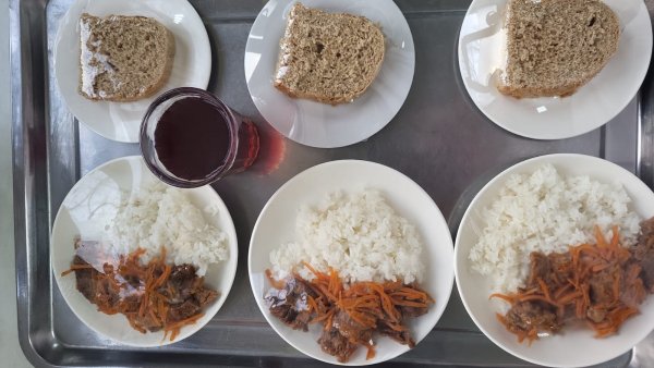 Фотосурет тағамдары бар күнделікті тегін тамақтану мәзірі/Ежедневное меню бесплатного питания с приложением фото блюд