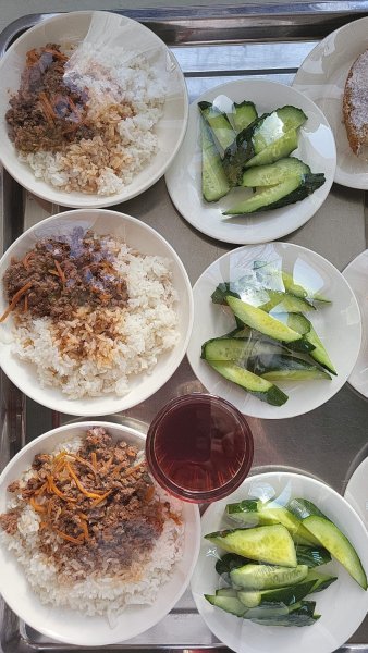 Фотосурет тағамдары бар күнделікті тегін тамақтану мәзірі/Ежедневное меню бесплатного питания с приложением фото блюд