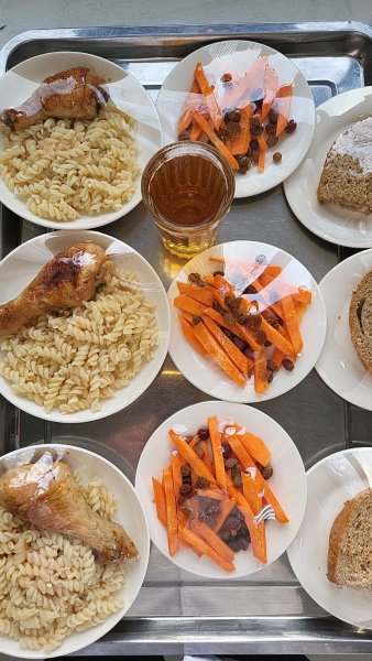 Фотосурет тағамдары бар күнделікті тегін тамақтану мәзірі/Ежедневное меню бесплатного питания с приложением фото блюд