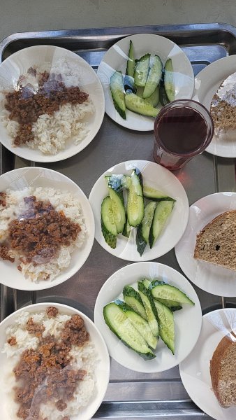 Фотосурет тағамдары бар күнделікті тегін тамақтану мәзірі/Ежедневное меню бесплатного питания с приложением фото блюд