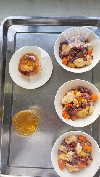 "Фотосурет тағамдары бар күнделікті тегін тамақтану мәзірі/Ежедневное меню бесплатного питания с приложением фото блюд