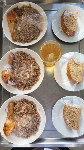 "Фотосурет тағамдары бар күнделікті тегін тамақтану мәзірі/Ежедневное меню бесплатного питания с приложением фото блюд