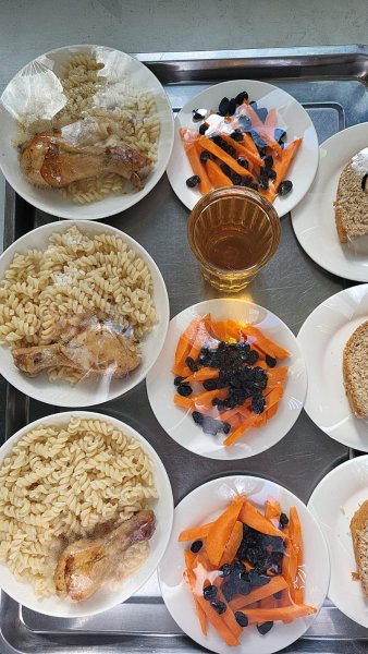 "Фотосурет тағамдары бар күнделікті тегін тамақтану мәзірі/Ежедневное меню бесплатного питания с приложением фото блюд