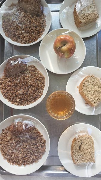 "Фотосурет тағамдары бар күнделікті тегін тамақтану мәзірі/Ежедневное меню бесплатного питания с приложением фото блюд