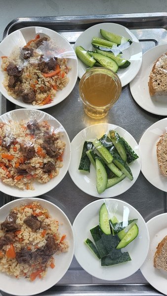 Фотосурет тағамдары бар күнделікті тегін тамақтану мәзірі/Ежедневное меню бесплатного питания с приложением фото блюд