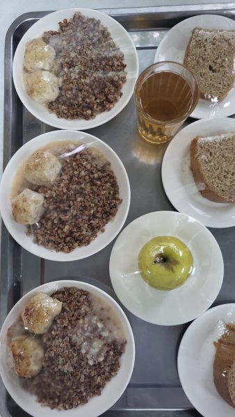 Фотосурет тағамдары бар күнделікті тегін тамақтану мәзірі/Ежедневное меню бесплатного питания с приложением фото блюд